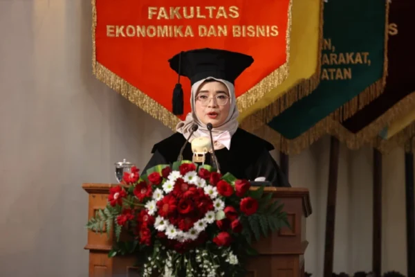 Pidato Pengukuhan: "Prof. Nurul Indarti menyampaikan pidato pengukuhan sebagai Guru Besar di bidang Manajemen di UGM."