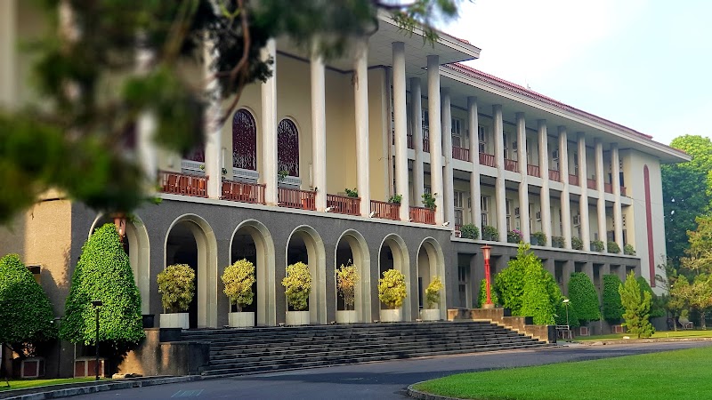 gedung pusat UGM