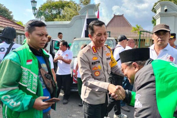 Kapolresta Yogyakarta Borong Cilok untuk Ojol di Tengah Demo, Bikin Salut!