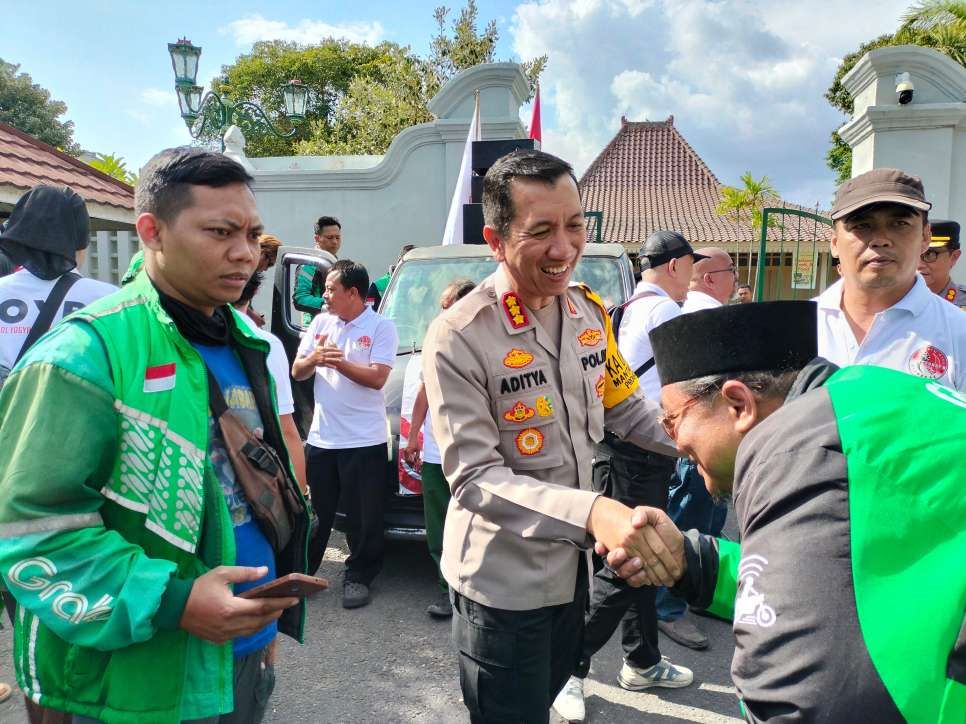 Kapolresta Yogyakarta Borong Cilok untuk Ojol di Tengah Demo, Bikin Salut!