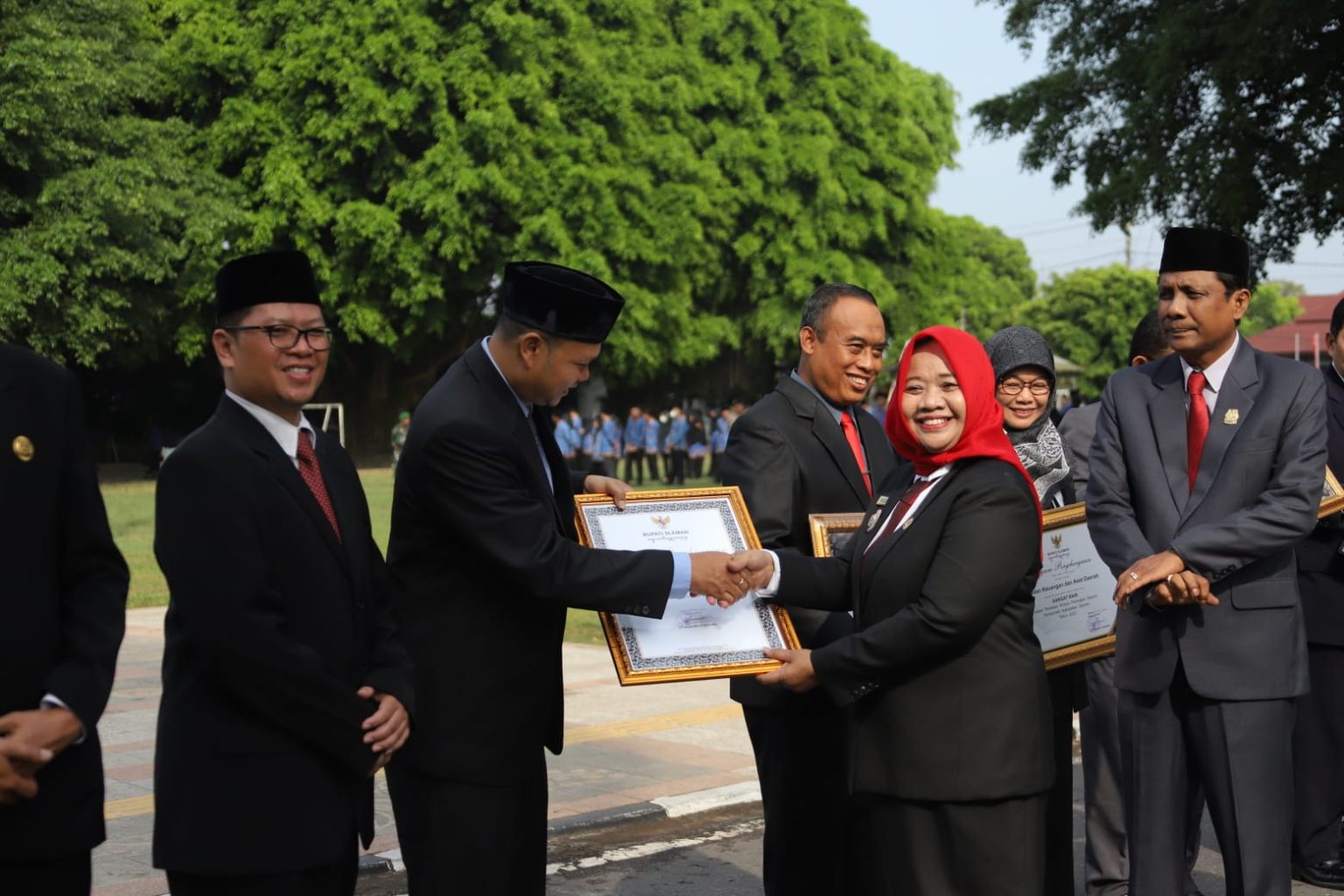 kapanewon depok terima penghargaan dari bupati kustini