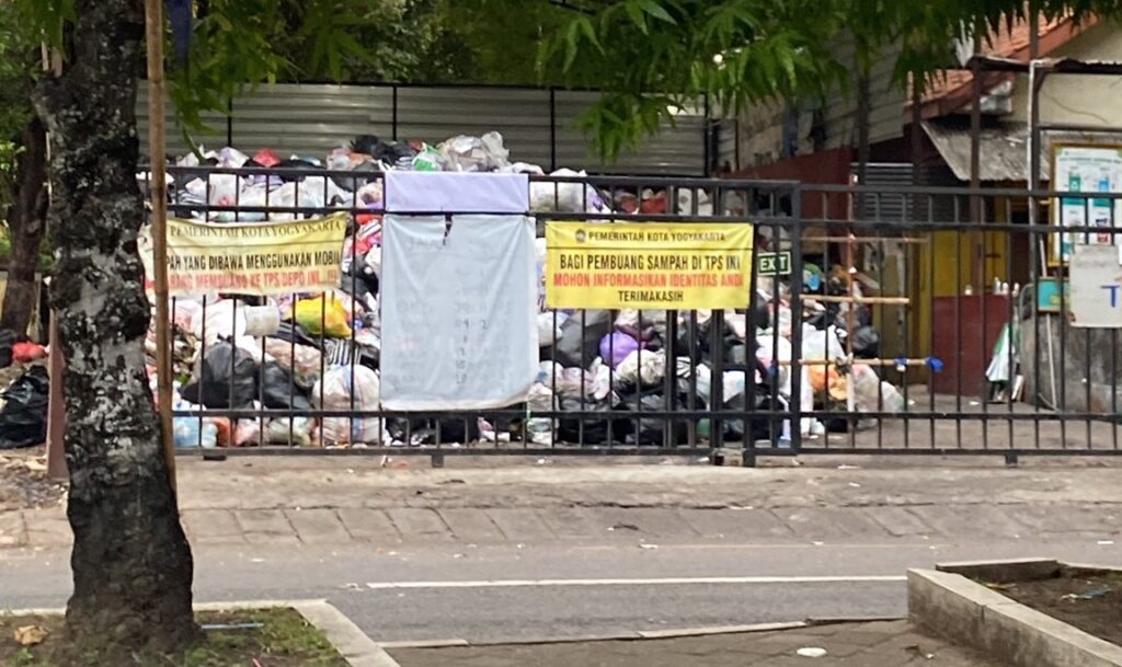 foto krisis sampah jogja, tumpukan sampah menggunung di sudut kota jogja